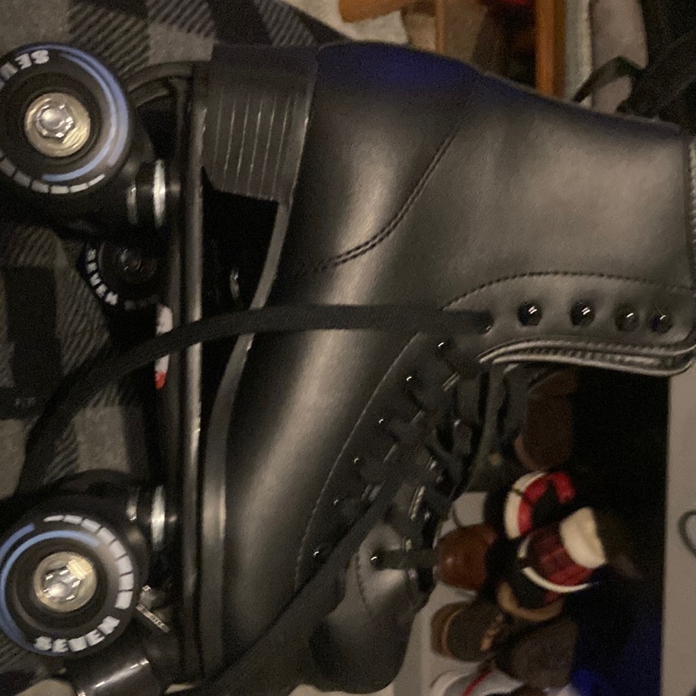 Black roller skates size 6
